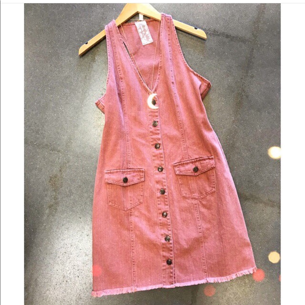 Sadie and Sage sleeveless frayed button up jumper